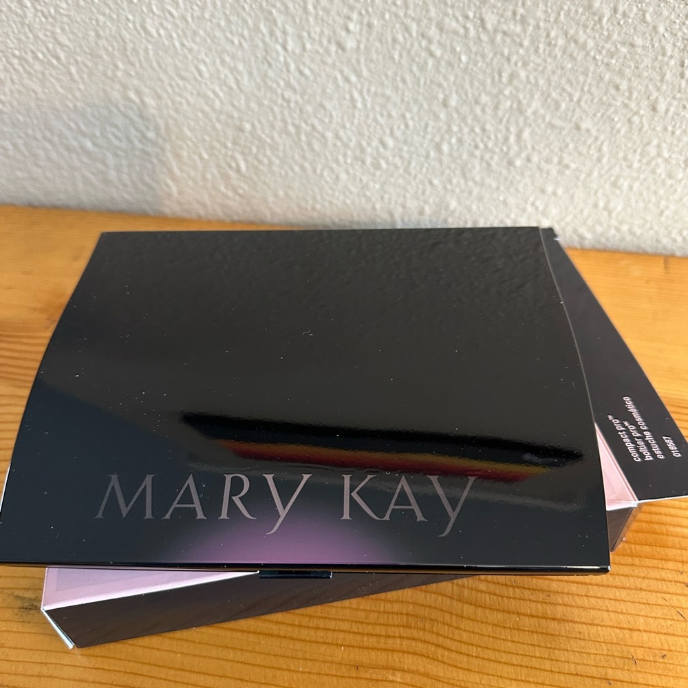 Vintage Mary Kay Compact Pro. New in box.